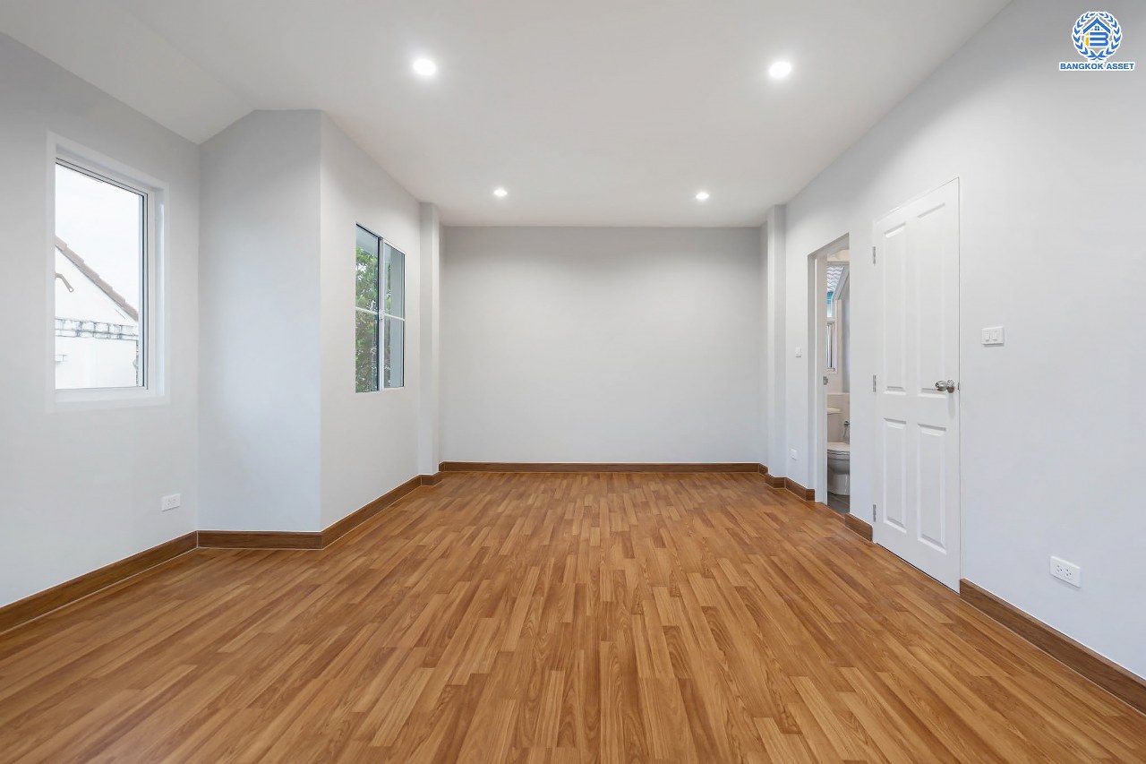 บ้านมือสองตกแต่งใหม่ แบรนด์ LH โครงการ มัณฑนา ราชพฤกษ์ หลังมุม เนื้อที่ 60.1 ตร.ว. ฟังก์ชัน 3 ห้องนอน 2 ห้องน้ำ จอดรถได้ 1 คัน พร้อมพื้นที่รอบบ้านกว้างขวาง Facilities ตอบโจทย์ทุกกิจกรรม! บนทำเลใกล้วงเวียนพระราม5 เซ็นทรัลเวสต์เกต และรถไฟฟ้า "สถานีบางรักน้อยท่าอิฐ"